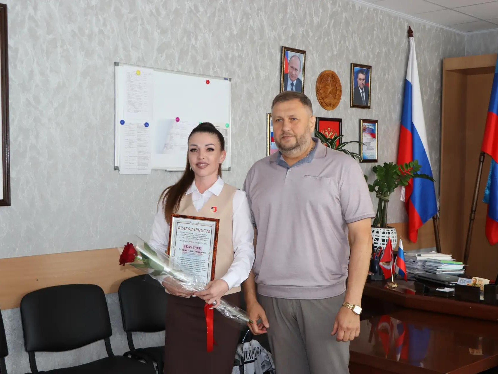 Сотрудники Лутугинского отделения МФЦ отметили профессиональный праздник.